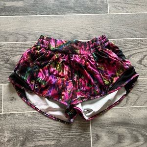 LULULEMON hotty-hot low rise lined short 2.5”
